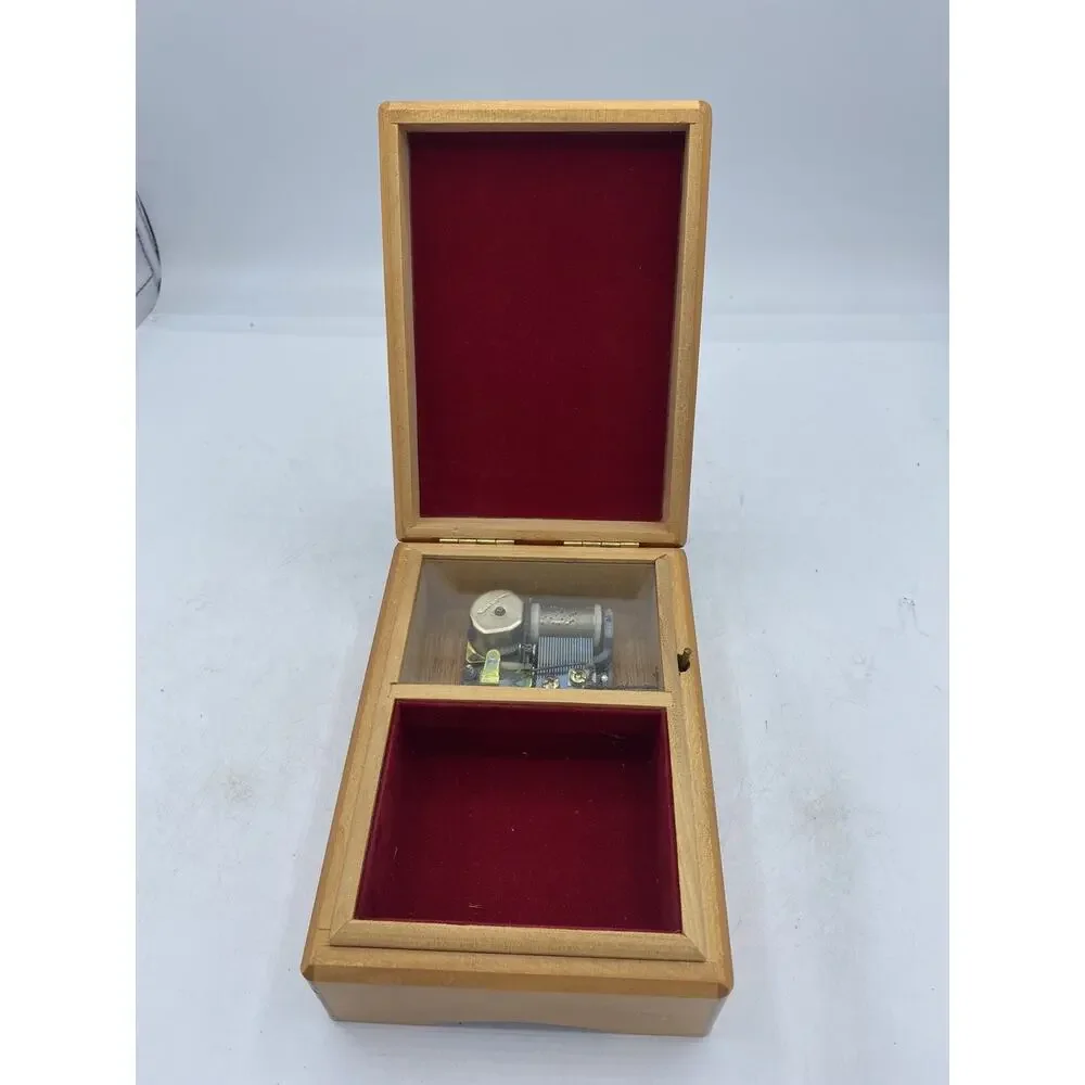 Vintage 1950-1980 Willits Inc Walnut Box W/Sankyo 23 Keynote Comb